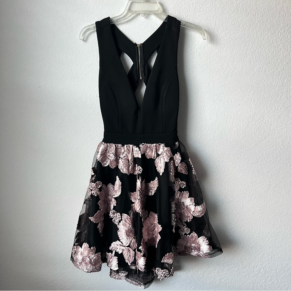 Agaci Low V Short Dress